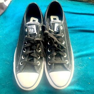 Men’s 6.5 suede converse skateboarding chucks. New with tags and original box.